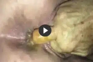 Finger im KV Arsch einer geilen Scat Schlampe