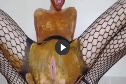 Heiße Scat Schlampe macht versaute Scat Spiele privat