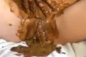 Perverse Milf mit Dünnschiss lebt